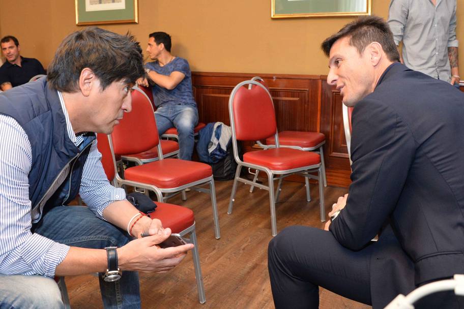 Javier Zanetti parla con Ivan Zamorano. LaPresse